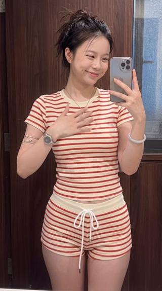 Chụp ảnh trước gương bán đồ